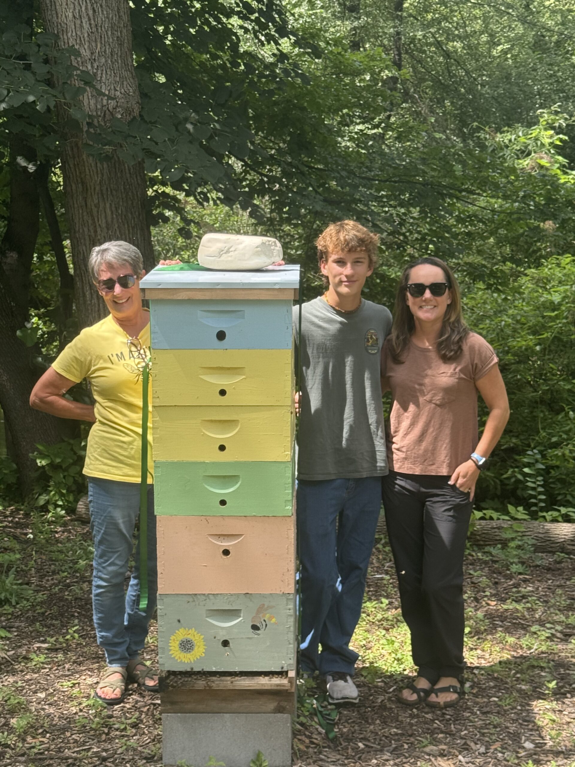 Anne Pierce, daughter of Charles Hofmann with daughter Katherine and grandson Jude. Photo credit: Anne Pierce. Source: https://www.hofmannapiaries.org/