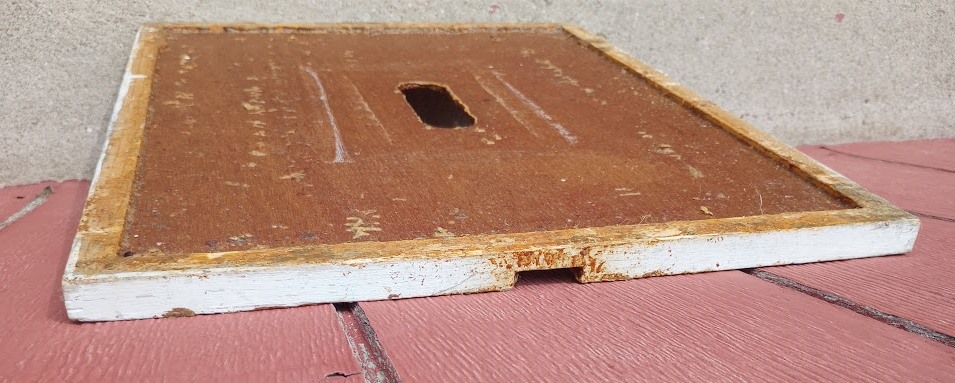 Inner cover with barely ⅛ inch space on top with ⅜ inch space on notched side. Photo credit: Richard Wahl